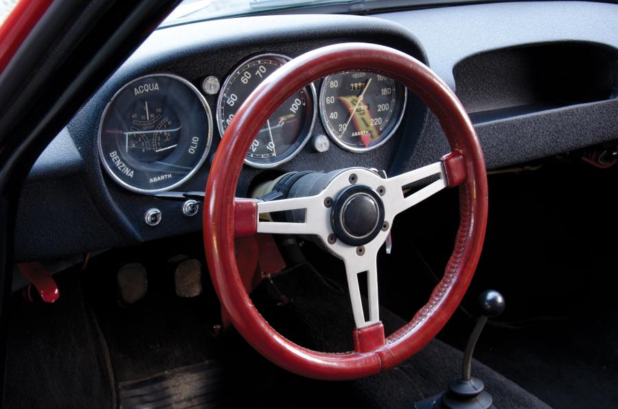 Панель приборов Fiat Abarth 1000 GT Bialbero 1961 года  (фото 21 из 36)
